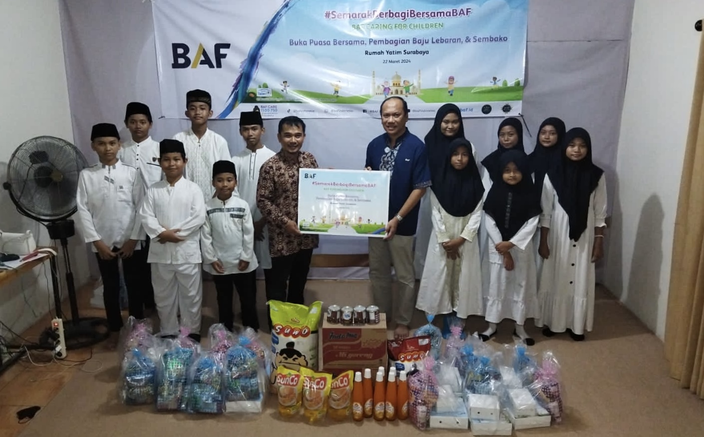 PENYERAHAN DONASI: Penyerahan Donasi oleh Area Collection Manager BAF Surabaya, Triyono, kepada Perwakilan Yayasan Rumah Yatim, Amat Setiawan. (IST/BAF)