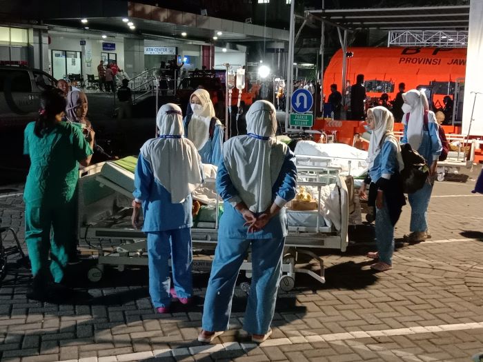 DARURAT: Para pasien RS Unair yang kondisinya ringan dan sedang mulai dipindahkan ke lobby RS. (RAHMAT SUDRAJAT/RADAR SURABAYA)