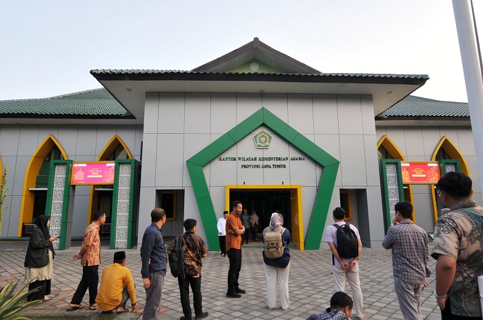 PANIK: Sejumlah petugas serta tamu yang berada di Kanwil Kemenag Jatim, berhamburan keluar dari gedung ketika gempa berkekuatan 6,5 yang berpusat di Laut Tuban, Jumat (22/3). (ANDY S)