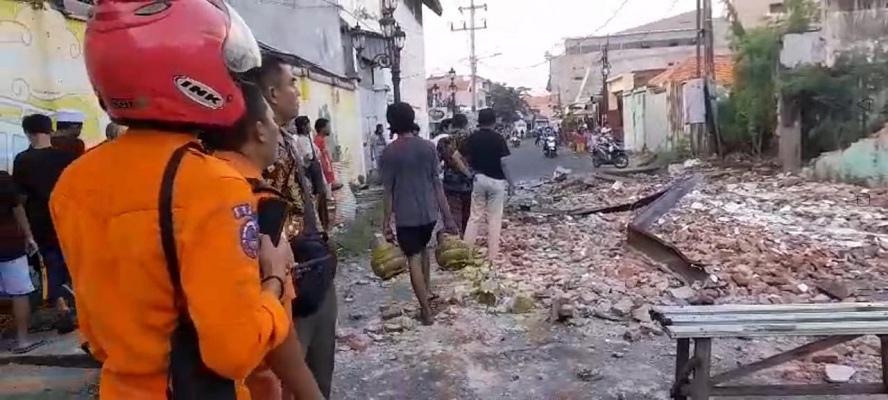 AMBRUK: Rumah di Jalan Ngaglik 53 Surabaya ambruk karena gempa Tuban yang terasa sangat kencang hingga Surabaya, Jumat (22/3). (IG)