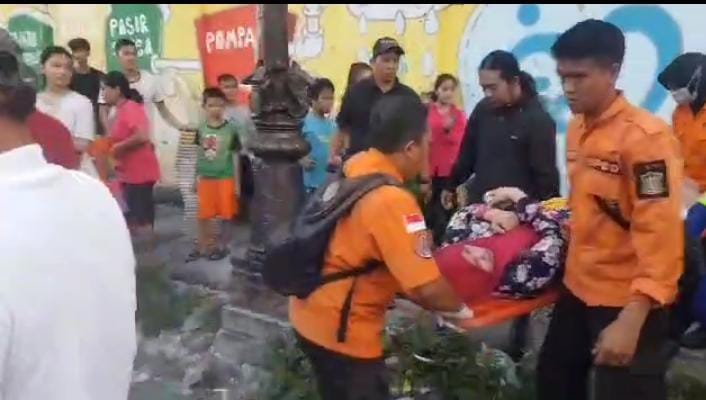 EVAKUASI: Petugas BPBD Surabaya mengevakuasi korban yang tertimpa bangunan rumah di Ngaglik yang roboh akibat gempa Tuban, Jumat (22/3). (IG)