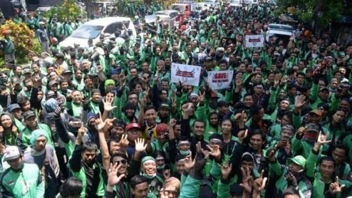&nbsp;ILUSTRASI: Aksi demo driver online di Surabaya. PDOI Jatim sendiri menyambut baik imbauan Menaker terkait THR untuk ojol. (IST)