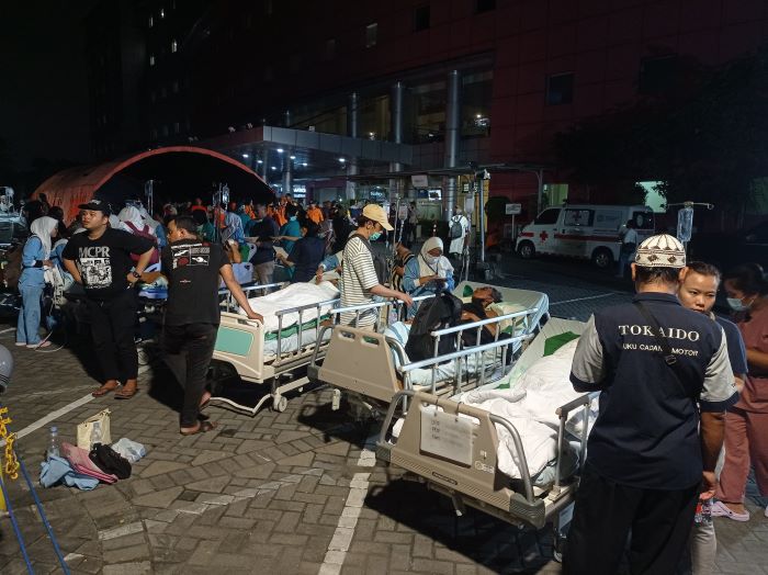 EVAKUASI: Sejumlah pasien di RS Unair dievakuasi ke luar gedung menyusul gempa susulan di Laut Tuban yang kekuatannya lebih besar dan terasa hingga Surabaya, Jumat (22/3). (SURYANTO/RADAR SURABAYA)