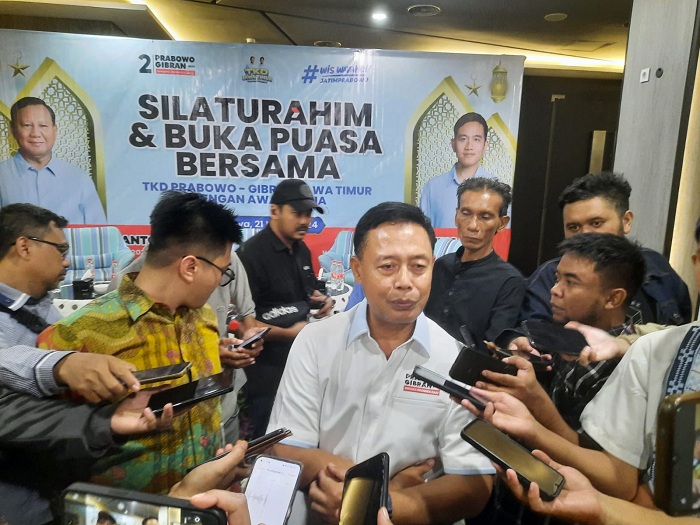 SEMANGAT: Ketua TKD Jatim Boedi Prijo Soeprajitno memberikan keterangan mengenai dukungan terhadap Khofifah IP di Pilgub Jatim 2024. (MUS P/RADAR SURABAYA)