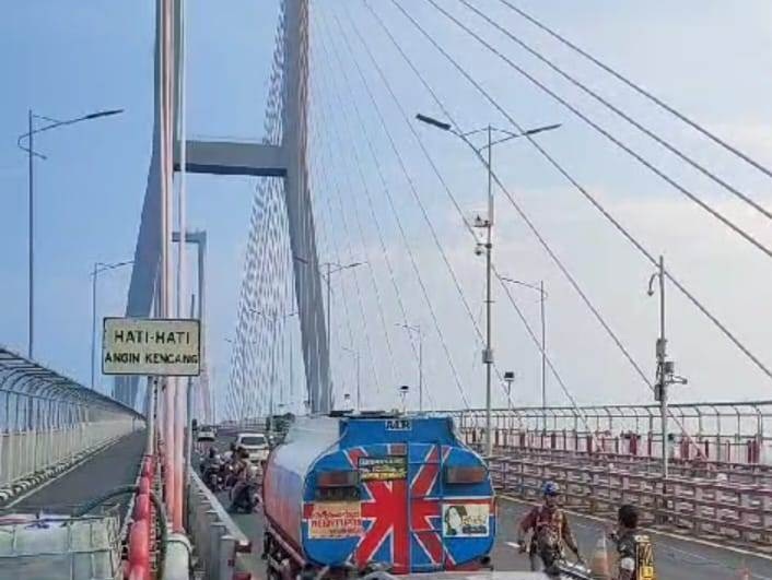 STOP: Sejumlah pengguna jalan memilih menghentikan kendaraannya di pinggir Jembatan Suramadu karena gempa di laut Tuban terasa kuat hingga Surabaya, Jumat (22/3). (IG)