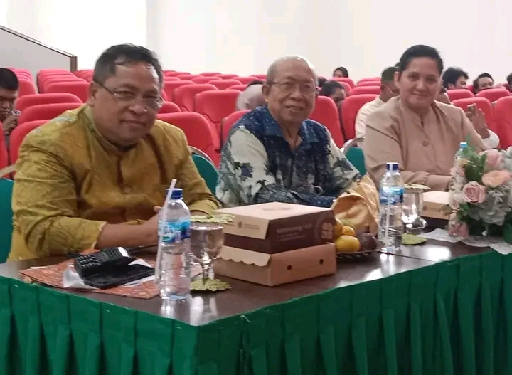 Musafir Isfanhari (tengah) saat menjadi ketua dewan juri lomba menyanyi antarmahasiswa di Surabaya.