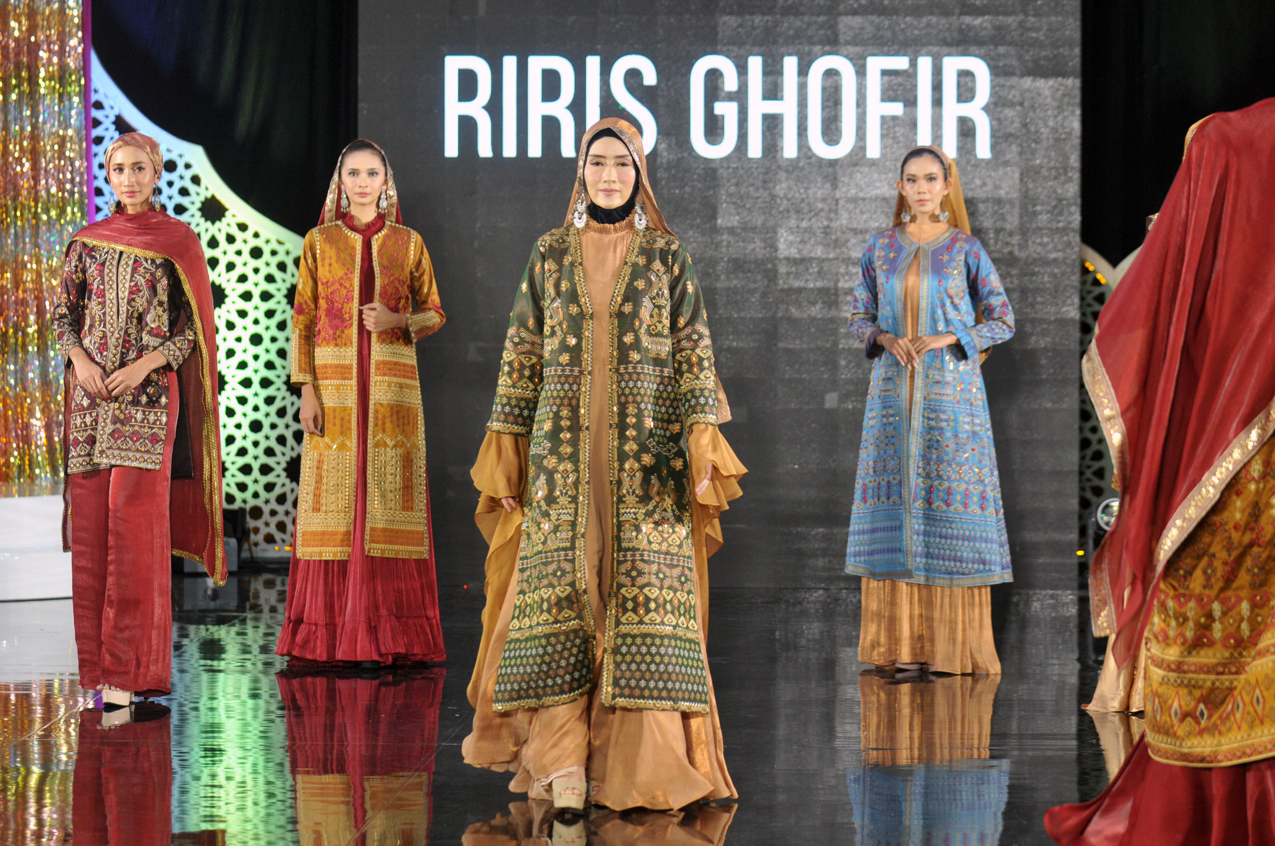 CANTIK DAN ELEGAN: Busana karya desainer Riris Ghofir yang menampilkan tema Sahara Series.