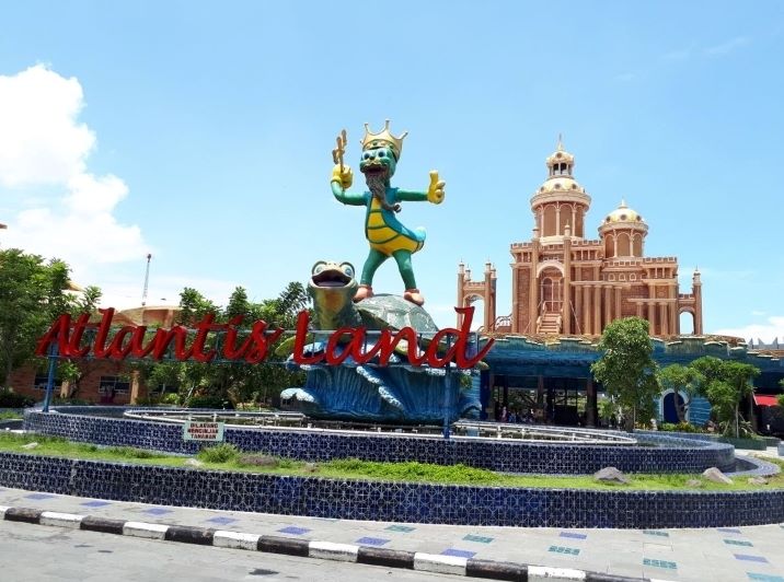 TEMPAT REKREASI: Atlantis Land menjadi salah satu obyek wisata di Kota Surabaya yang laris manis saat musim liburan. (ISTIMEWA)