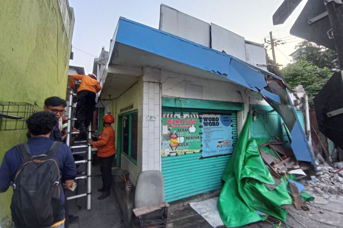 AMBROL: Salah satu bangunan di Surabaya rusak karena gempa di wilayah timur laut Tuban, Jumat (22/3). (SURYANTO/RADAR SURABAYA)
