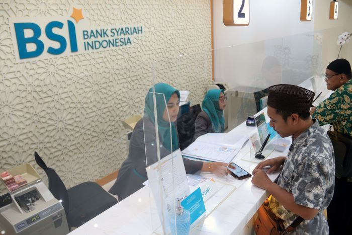 PELUNASAN HAJI: Sejumlah calon jemaah haji asal Surabaya melakukan pembayaran pelunasan biaya haji tahun 2024, di kantor Bank Syariah Indonesia, Senin (12/2). (ANDY S/RADAR SURABAYA)