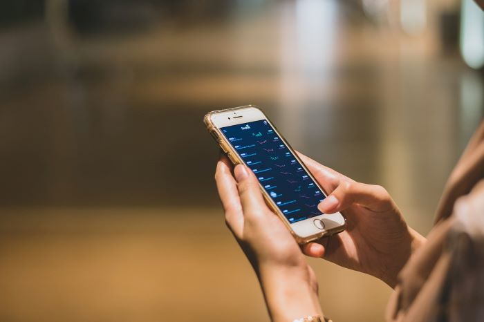 SERIUS: Kita yang seharusnya bisa mengontrol HP, bukan HP Yang mengontrol kita. (BUSINESS)