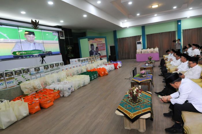 REKOR MURI: Kanwil Kemenag Jatim saat pemberian paket sembako secara serentak yang diikuti oleh Kantor Kemenag kabupaten/kota se-Indonesia, Jumat (22/3). (ANDY S/RADAR SURABAYA)