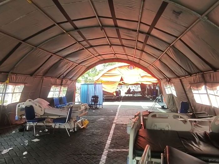 KOSONG: Tenda darurat tetap disiagakan di depan RS Unair. Kini pasien sudah dimasukan ke dalam rumah sakit. (RAHMAT SUDRAJAT/ADAR SURABAYA)