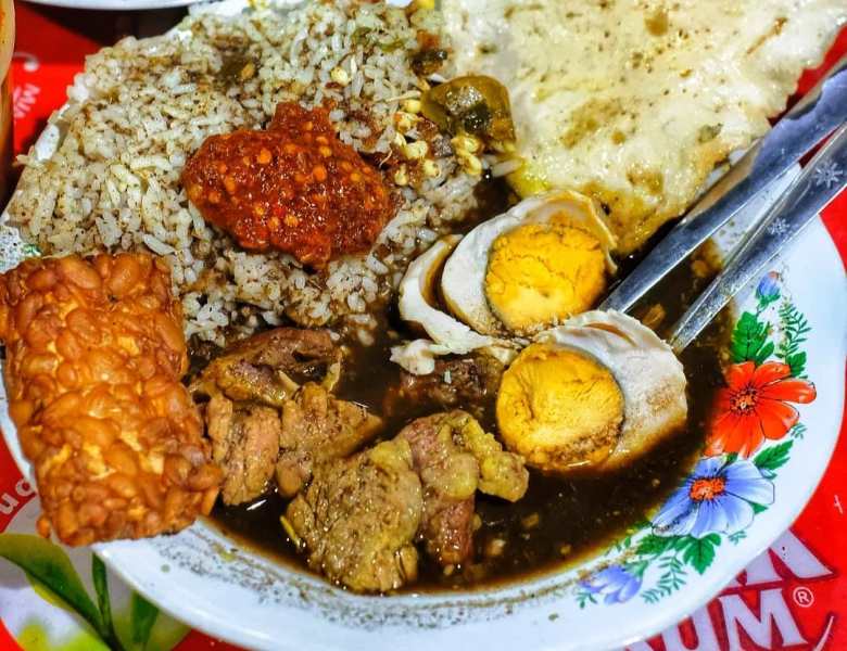 Rawon kalkulator di Sentra Kuliner Taman Bungkul Surabaya.