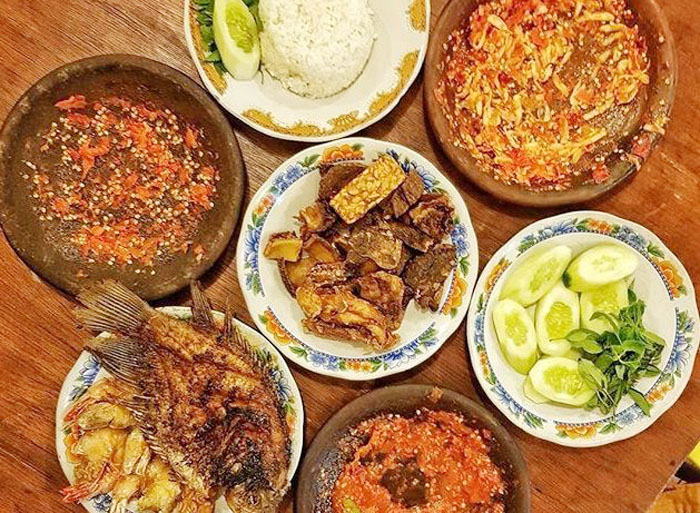 PENYETAN: Aneka gorengan dengan menu sambal penyetan.