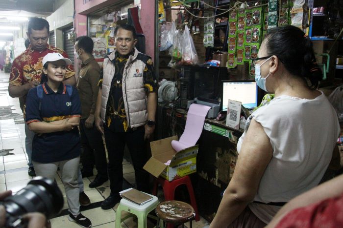 PANTAU: Tim Satgas Pangan Mabes Polri bersama anggota Badan Pangan Nasional memantau harga bahan pokok di Pasar Wonokromo, Surabaya, Jumat (22/3). (SURYANTO/RADAR SURABAYA)