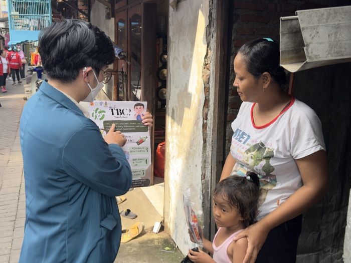 WAJIB DIPAHAMI: Masyarakat di kawasan Putat Jaya Surabaya mendapatkan penyuluhan tentang bahaya TBC. (IST)