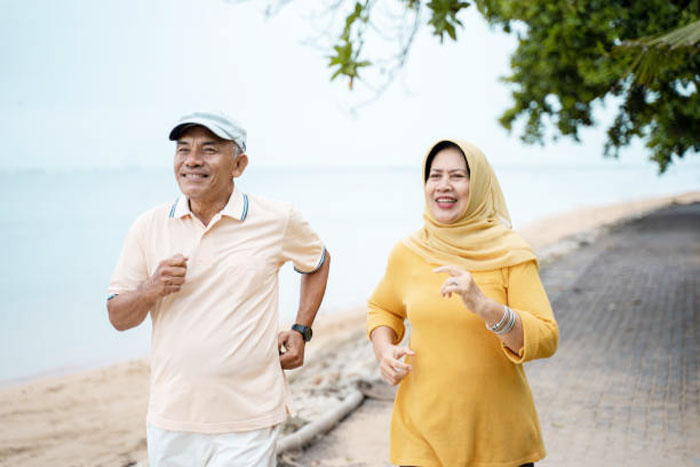 Olahraga ringan dengan jogging bersama pasangan tak hanya menambah imun dan kesehatan tapi juga kemesraan dan kebahagiaan.