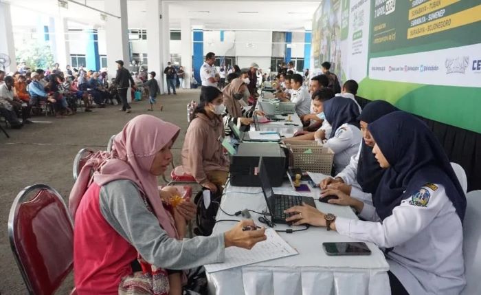 ANTRE: Pendaftaran offline Mudik Gratis 2024 yang digelar Pemprov Jatim melalui Dinas Perhubungan Jawa Timur, Minggu (24/3). (MUS P/RADAR SURABAYA)