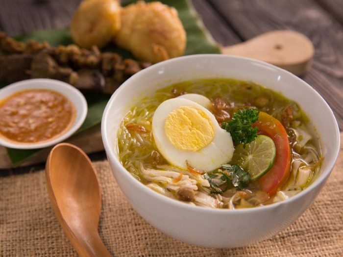 NIKMAT: Semangkok soto ayam bisa disantap dengan nasi. Sajian ini bisa dikonsumsi untuk sarapan, makan siang maupun makan malam. (IST)