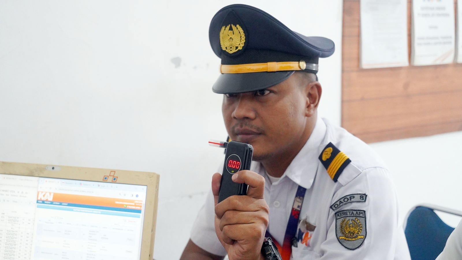 Kadar alkohol masinis juga diperiksa sebelum perjalanan mengangkut penumpang.