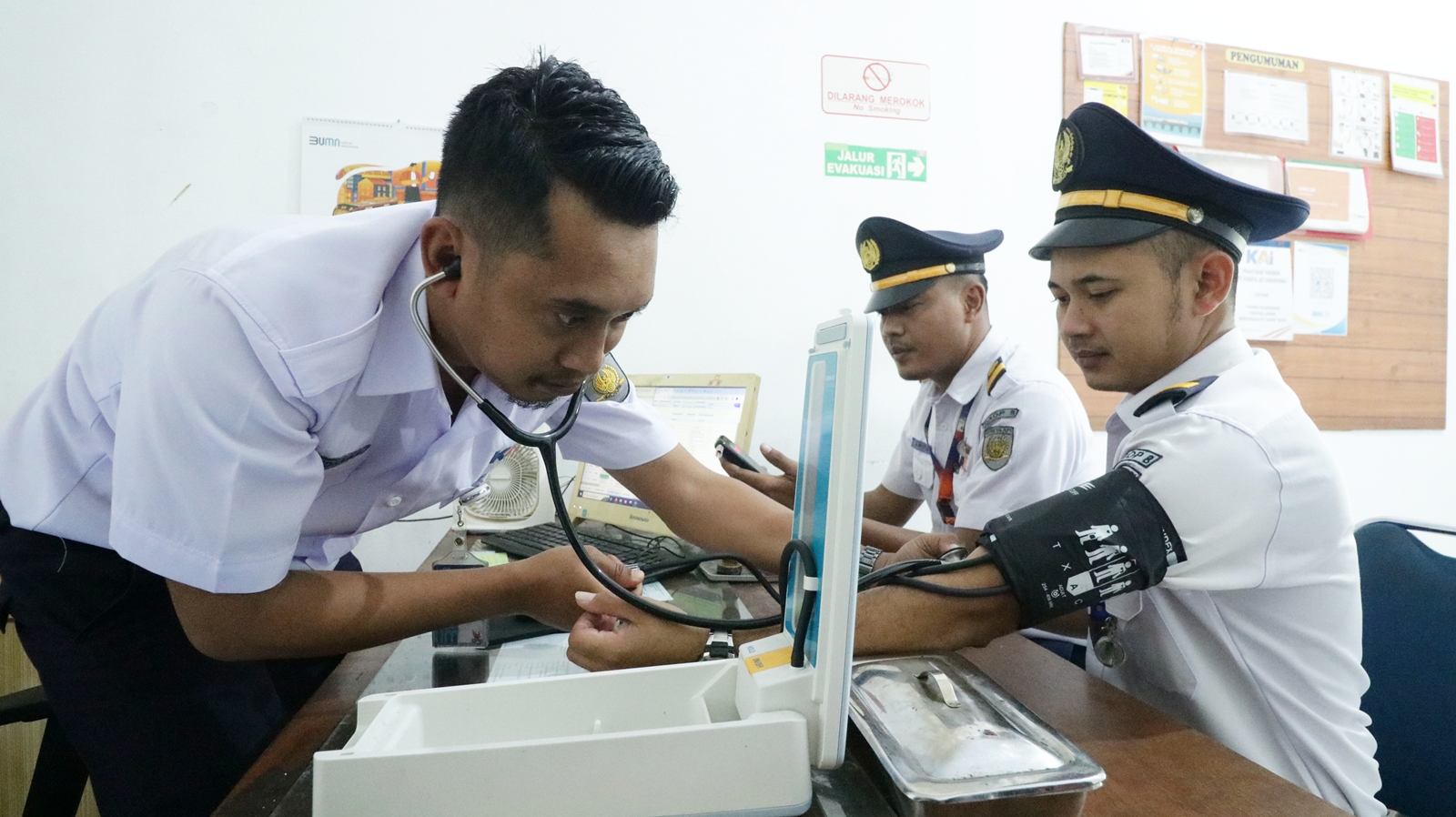 Sebelum mengangkut penumpang masinis dan asisten masinis harus menjalani sejumlah tes kesehatan.