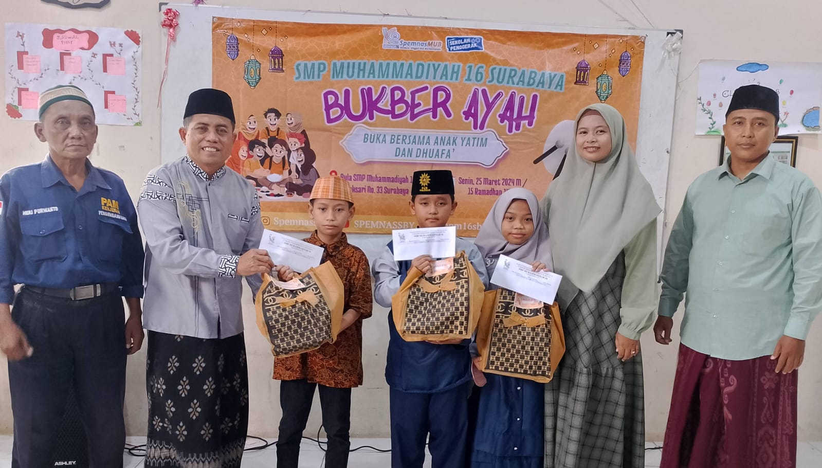 BERBAGI: Kepala Spemnas MUB, Ali Fauzi, S.Ag, M.Pd.I menyerahkan bingkisan dan tabungan dalam acara buka puasa bersama di aula sekolah, Senin (25/3).