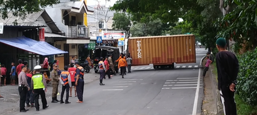 EVAKUASI: Petugas mengevakuasi kontainer yang jatuh di Jalan Simojawar, Senin (25/3).