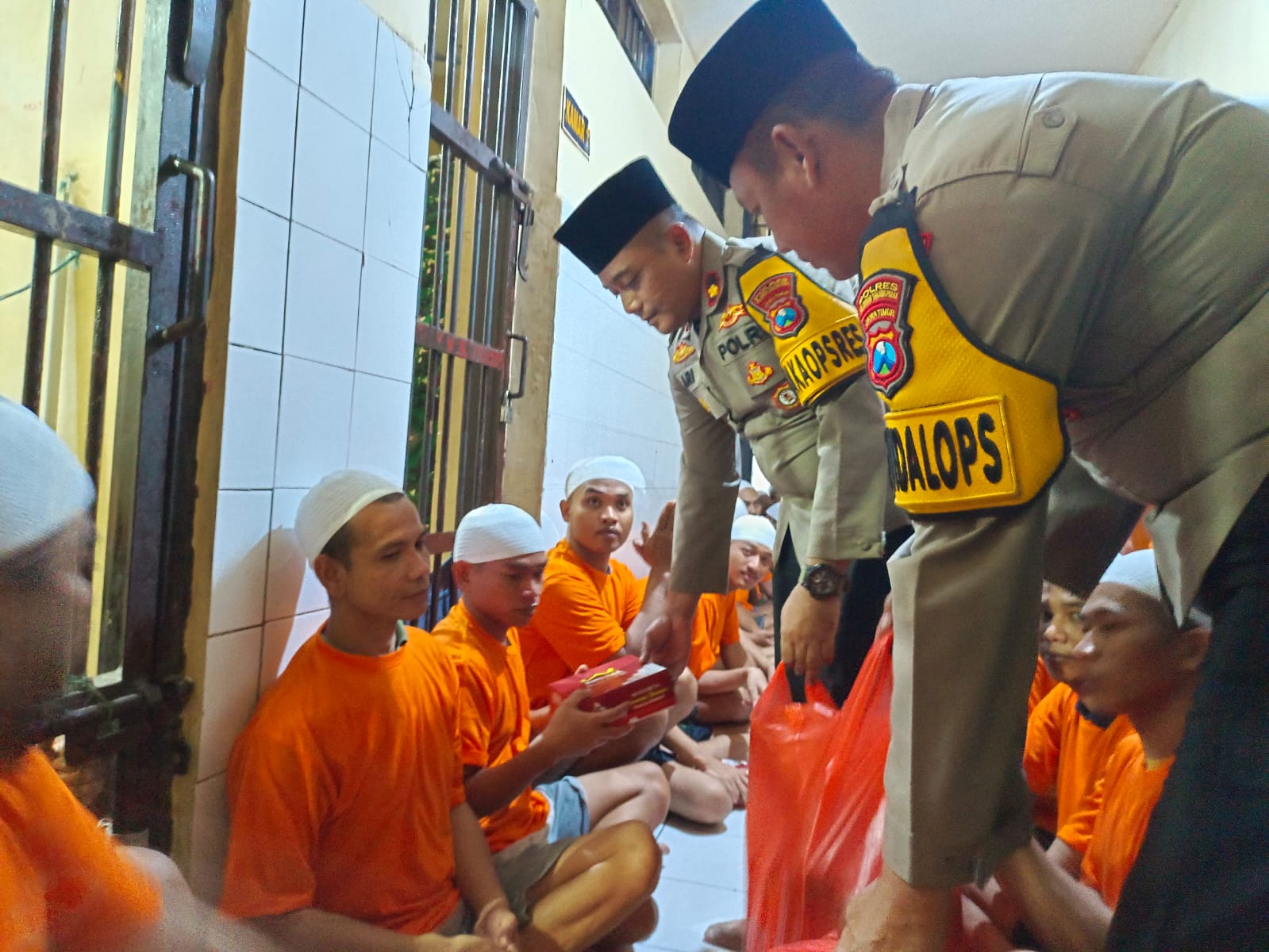 Suasana buka puasa bersama tahanan di Polres Pelabuhan Tanjung Perak, Surabaya.