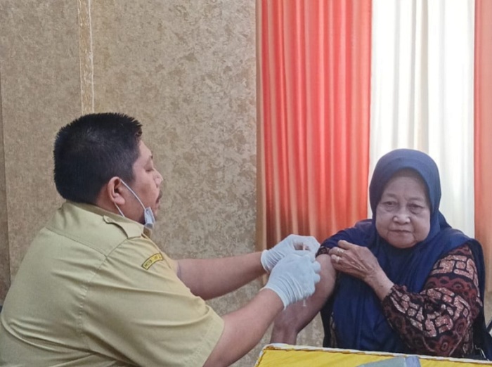 PERSIAPAN KESEHATAN: Salah satu calon jemaah haji (CJH) sedang menjalani suntik meningitis di Puskesmas Made, Surabaya, Senin (25/3). (RAHMAT SUDRAJAT/RADAR SURABAYA)