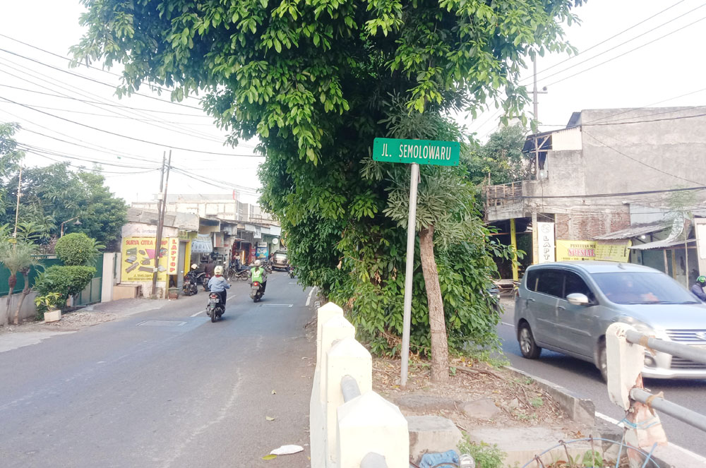 DULUNYA RAWA: Suasana Jalan Semolowaru saat ini yang selalu ramai mobilitas warga.