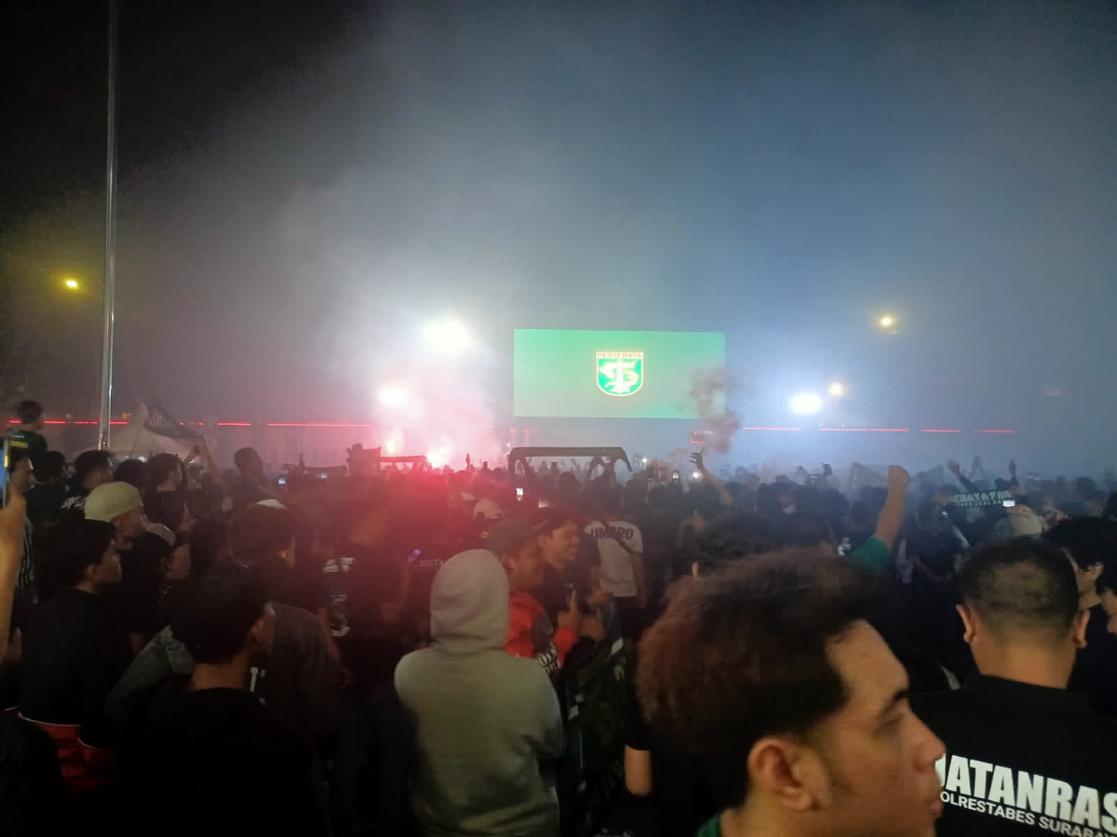 Ribuan Bonek merayakan kemenangan Persebaya atas rivalnya Arema FC dalam acara nonton bareng di Polrestabes Surabaya.