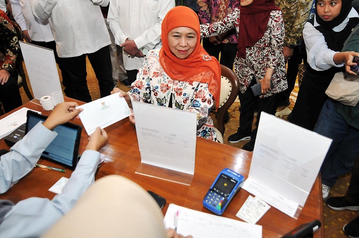 TUNAIKAN ZAKAT: Gubernur Jatim periode 2019-2024, Khofifah IPmembayar zakat melalui Bada Amil Zakat Nasional (Baznas) Jatim, di Gedung Negara Grahadi, Surabaya, Selasa (26/3). (ANDY S/RADAR SBY)