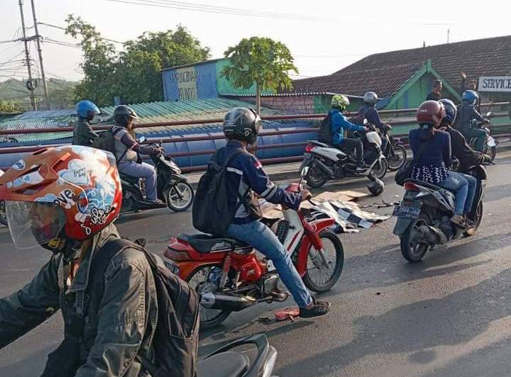 TRAGIS: Jenazah korban tergeletak di Jalan Kalianak, Surabaya, Rabu (27/3). (IST)  &nbsp;