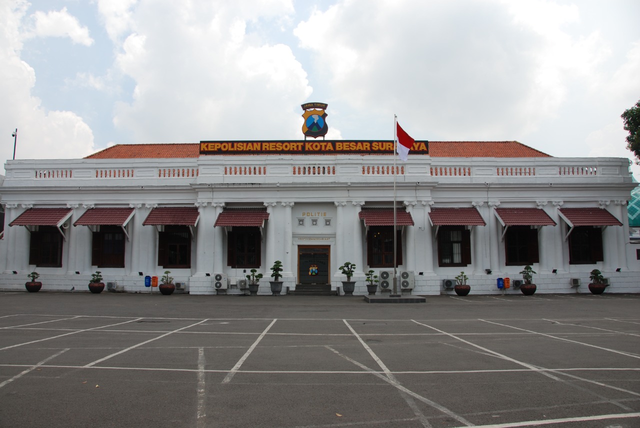 Gedung Polrestabes Surabaya yang dulunya disebut Hoofdbureau van Politie te Soerabaia atau Tangsi Djotangan.