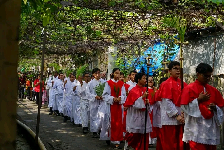 Suasana perayaan Minggu Palem di Gereja Sakramen Maha Kudus, Surabaya, jelang pekan suci.