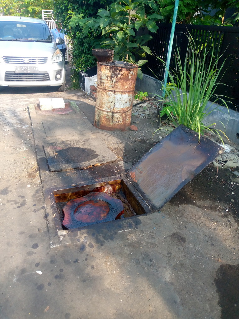 Sejumlah bak dan drum penampung minyak mentah di Kutisari, Surabaya.