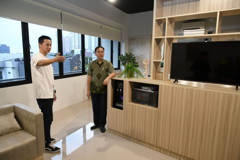 PRIVATE OFFICE: Harto Laksono (kanan) saat meninjau show unit private office yang menyasar business owner dengan harga mulai Rp 1.4 miliar.