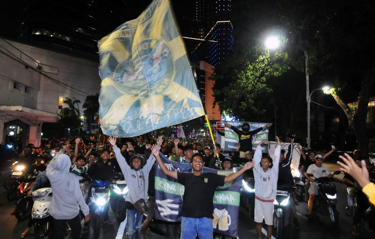 SUKA CITA: Bonek dan Bonita saat konvoi melintas di Jalan Gubernur Suryo, Rabu (27/3) merayakan kemenangan Persebaya atas Arema 0-1.