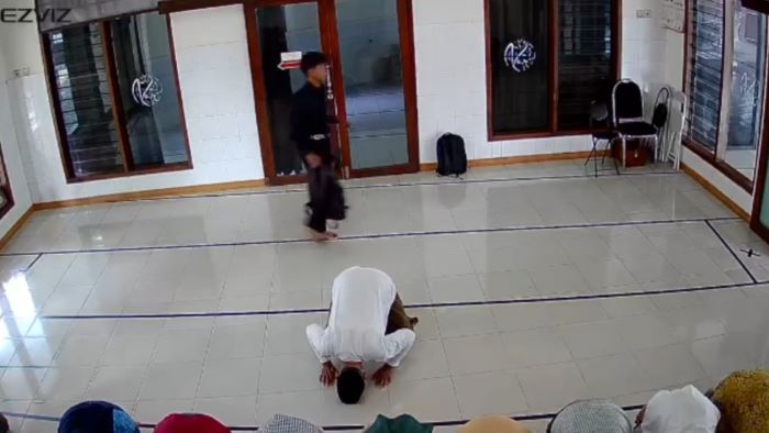 MERESAHKAN : Pelaku pencurian tas milik jamaah masjid terekam kamera pengawas beraksi di masjid Jalan Tengger Kandangan XVII, Surabaya. (IST)