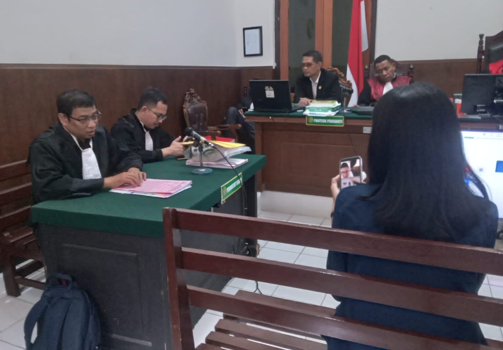 TERLUKA: Grace Sabat Artika memberikan keterangan di PN Surabaya.