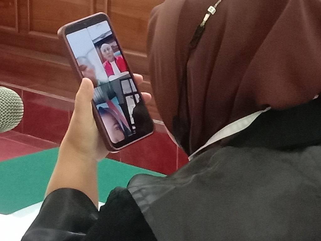 APES: Ratih Irma Putri diadili secara daring.