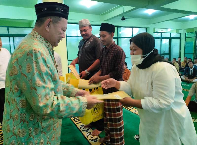 BERBAGI: Rektor Ubhara Surabaya, Irjen Pol (Purn) Drs Anton Setiadji, SH MH, menyerahkan tali asih secara simbolis kepada perwakilan sopir, cleaning service, dan satpam Ubhara.