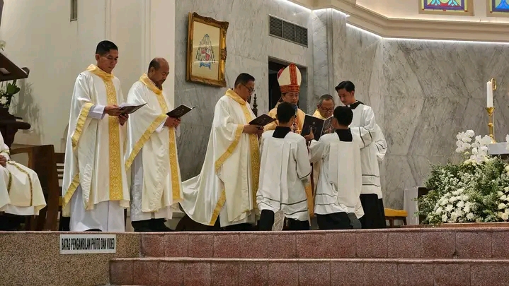 Romo Yosef Eka Budi Susila mendampingi Uskup Purwokerto Mgr Christophorus Tri Harsono saat misa krisma di Gereja Katedral HKY Surabaya.