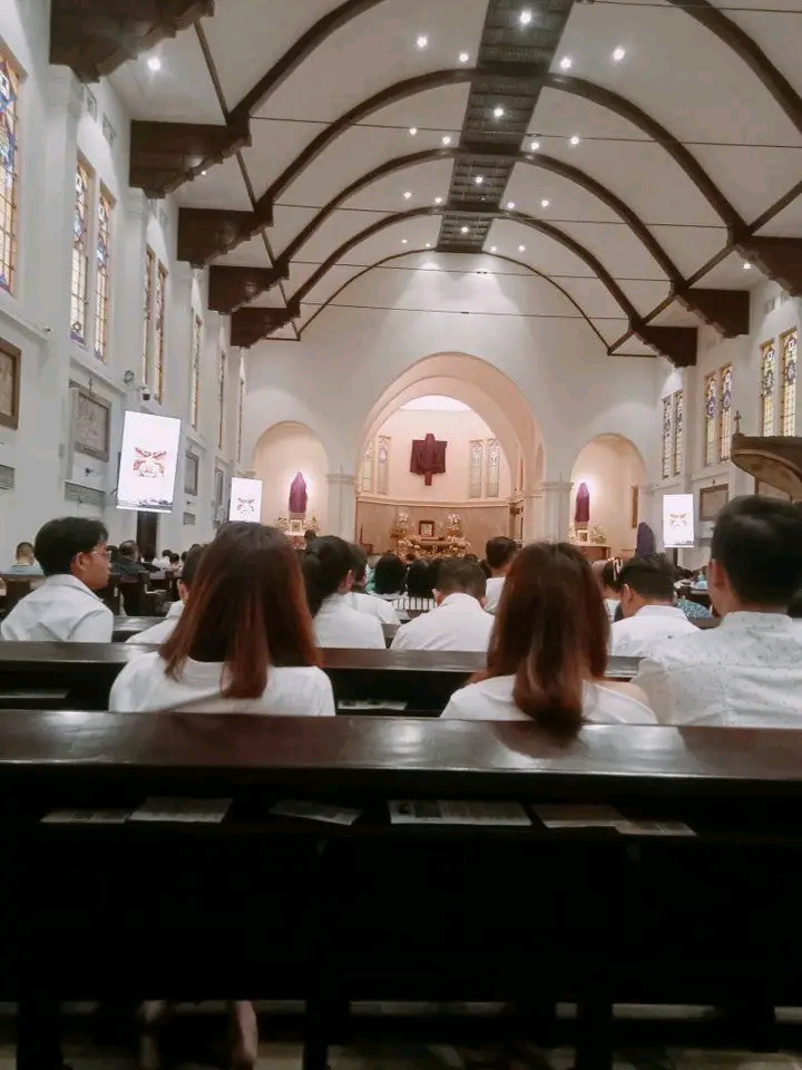 Suasana misa Kamis Putih di Gereja Katedral HKY Surabaya Kamis (28/3) malam.