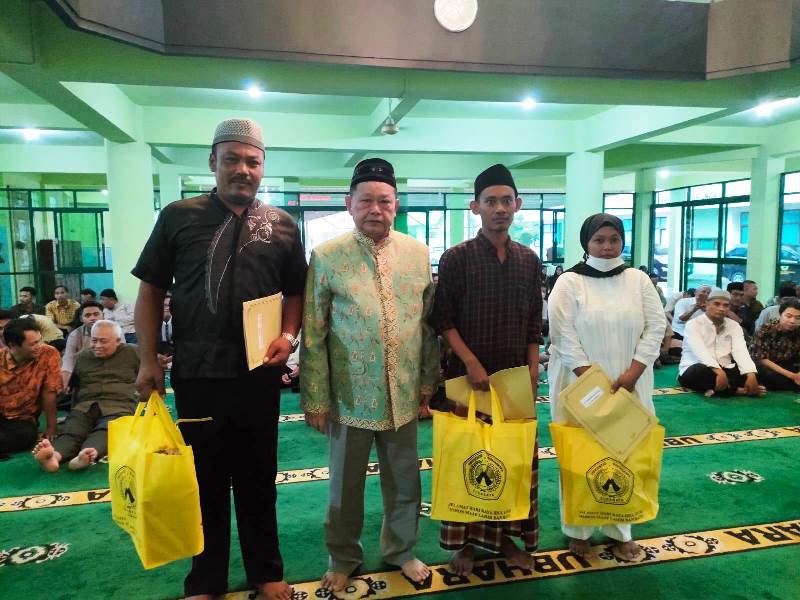 TALI ASIH: Rektor Ubhara Surabaya, Irjen Pol (Purn) Drs Anton Setiadji, SH MH,  foto bersama dengan perwakilan sopir, cleaning service, dan satpam Ubhara, usai penyerahan tali asih.