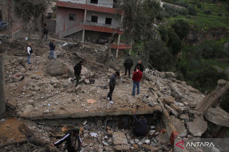Warga memeriksa bangunan yang hancur akibat serangan Israel di Al-Habbariyah, Lebanon, (27//3/2024).