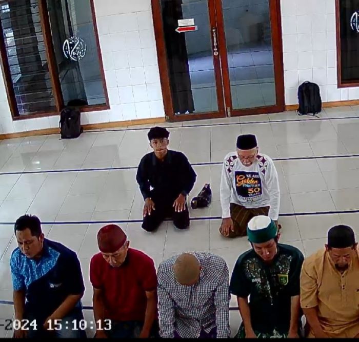 LICIK: Agus Praseyo Budi alias Tyo (belakang, kemeja hitam) berpura-pura ikut salat jamaah padahal dia mengincar tas salah satu jamaah. (IST)