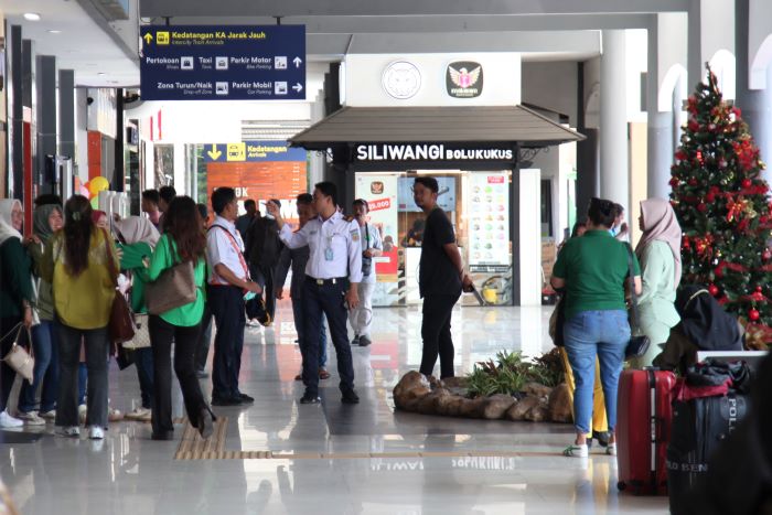 SIAP-SIAP: Sejumlah penumpang memadati area Stasiun Gubeng, Surabaya. (SURYANTO/RADAR SURABAYA)