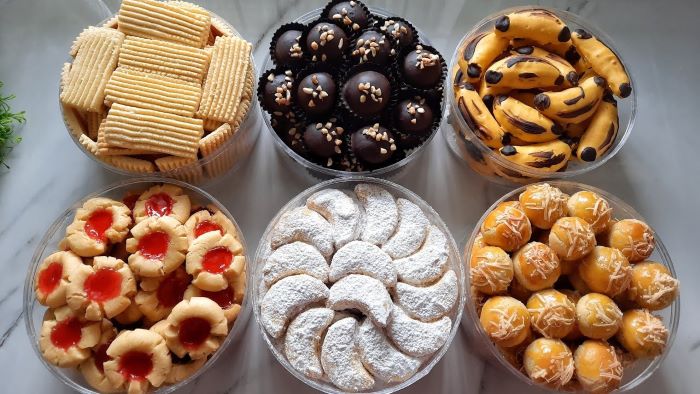 ENAK: Aneka kue lebaran yang biasa tersaji di meja ruang tamu untuk suguhan. (IST)